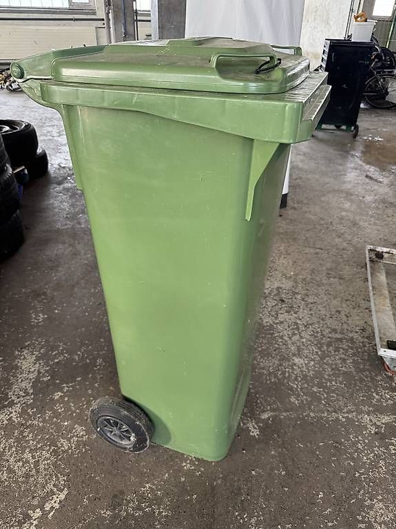 Autres articles bureau & commerces: Grüne Abfall Container  – D'occasion à Frauenfeld par KelvinG 4