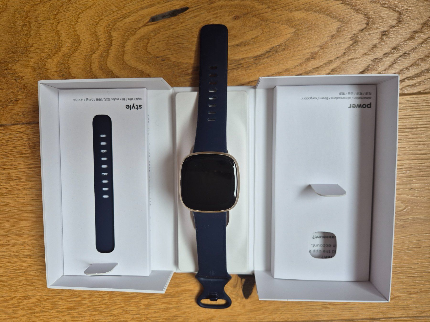 Fitbit Montres: Fitbit Versa 3 Smartwatch gold mit blauem Armband – D'occasion à Mollis par Kekie 3