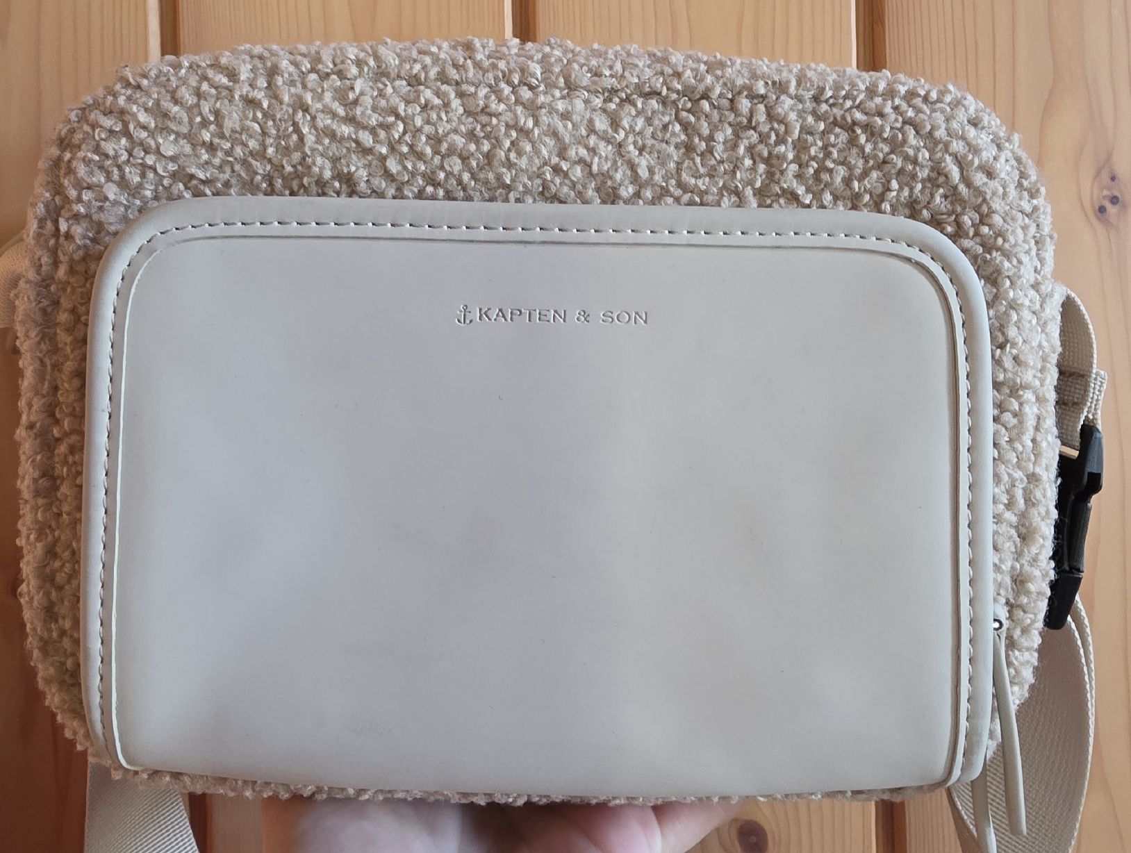 Kapten & Son Borse: Kapten & Son Lulea Fleece Sandstone Tasche  – Nuovo e nell'imballaggio originale da Wimmis venduto da sal_rj9j