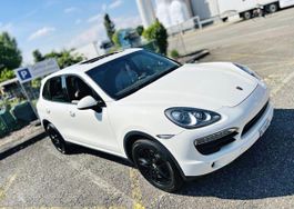 Porsche Cayenne weiss mit Multimediaausstattung frisch MFK