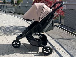 Thule Spring Buggy – Misty Rose, Kompakt & Einhändig faltbar