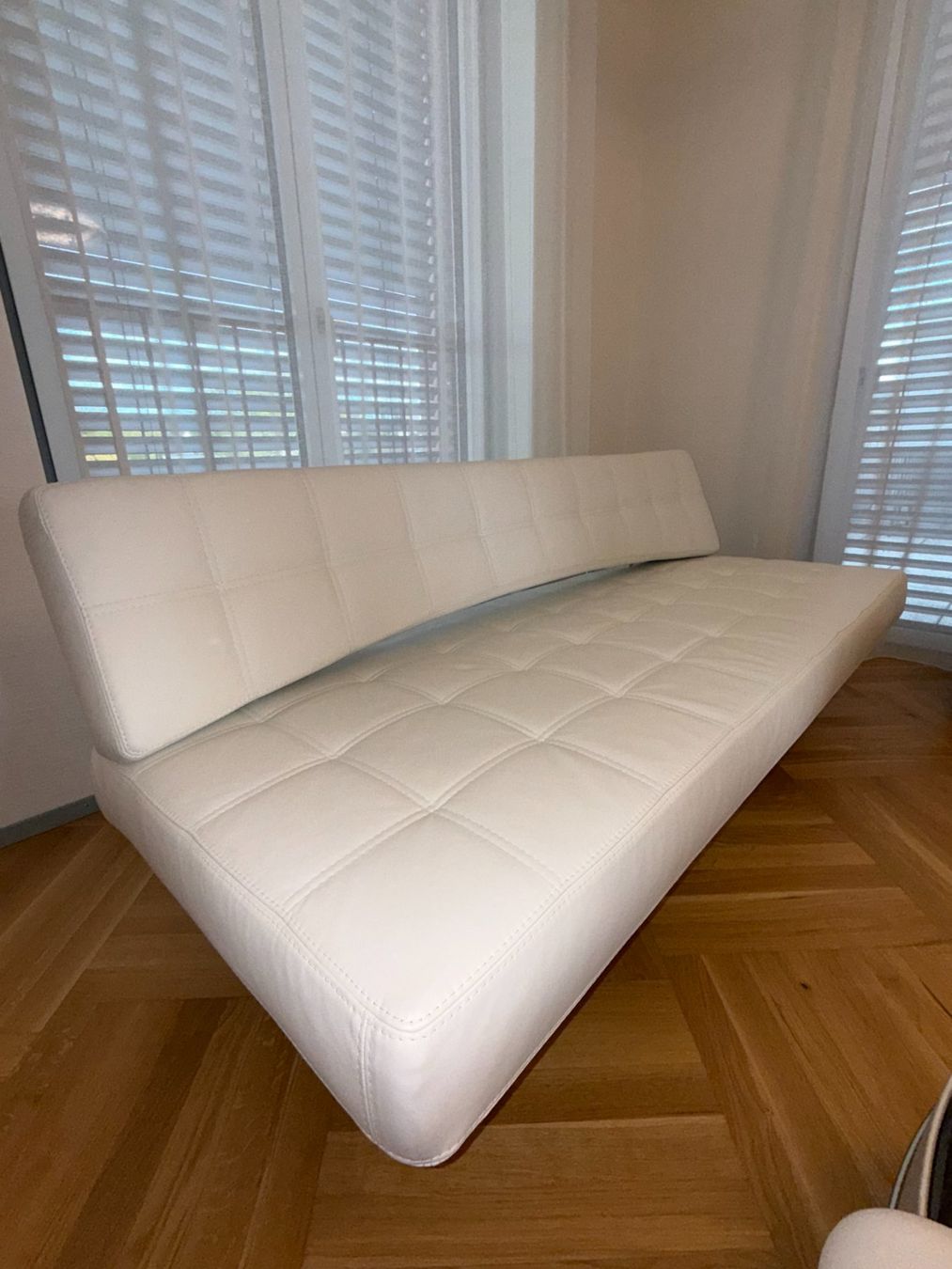 Divani: Weisses Ledersofa mit Schlaffunktion – Usato da Dübendorf venduto da sunshinezurich 1