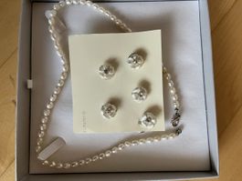 Elegante Perlenkette und Haarschmuck