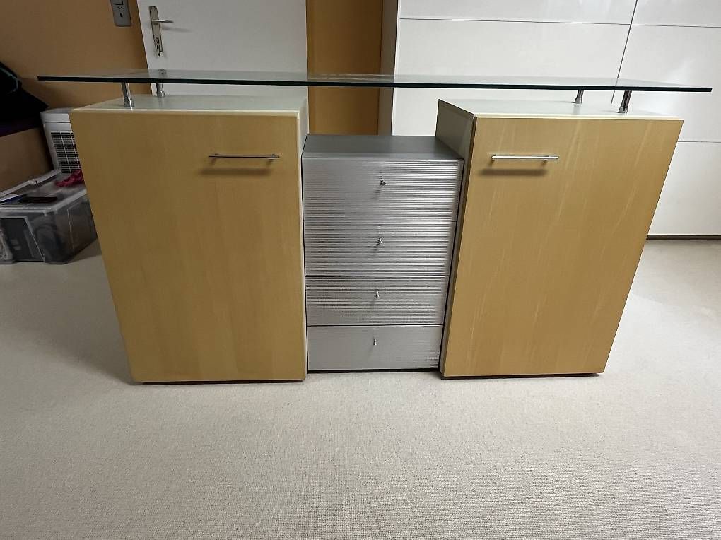 Commodes: Sideboard mit Glasplatte – D'occasion à Gossau SG par jjb01