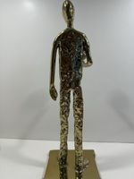Sculpture d un personnage fait en pièces de montres