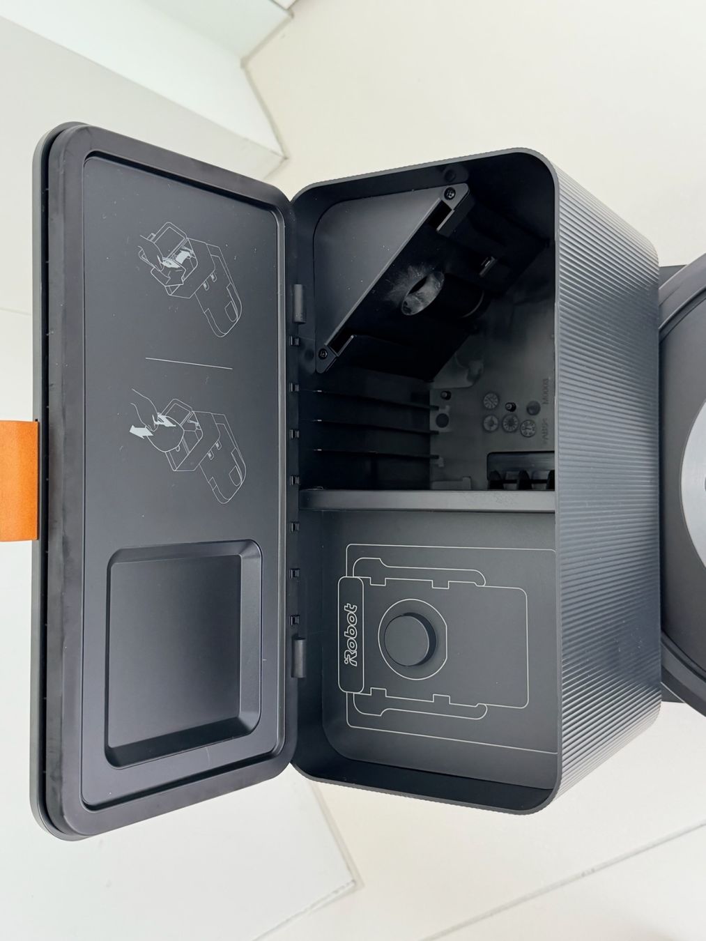 Irobot Staubsauger & Zubehör: iRobot Roomba j7+ Mit Absaugstation – Gebraucht aus Wangen SZ von case690 1