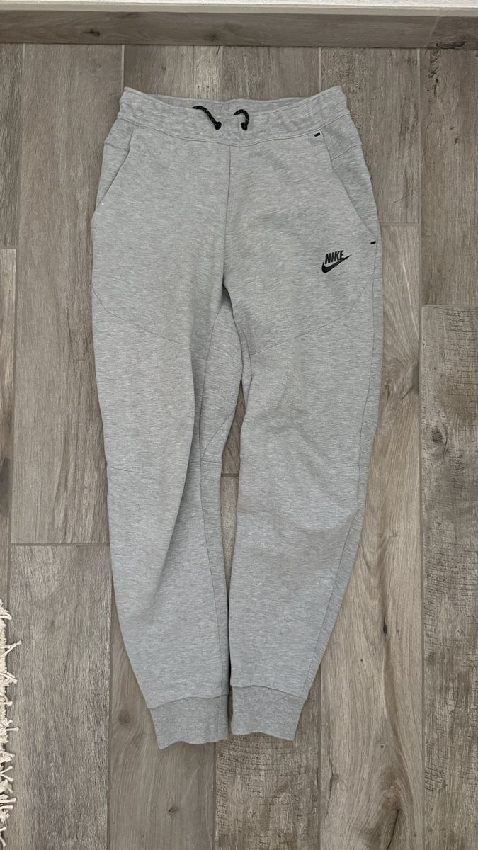 Nike Pantalons: jogging Nike Tech gris taille M – D'occasion à Glovelier par nba_9jf8