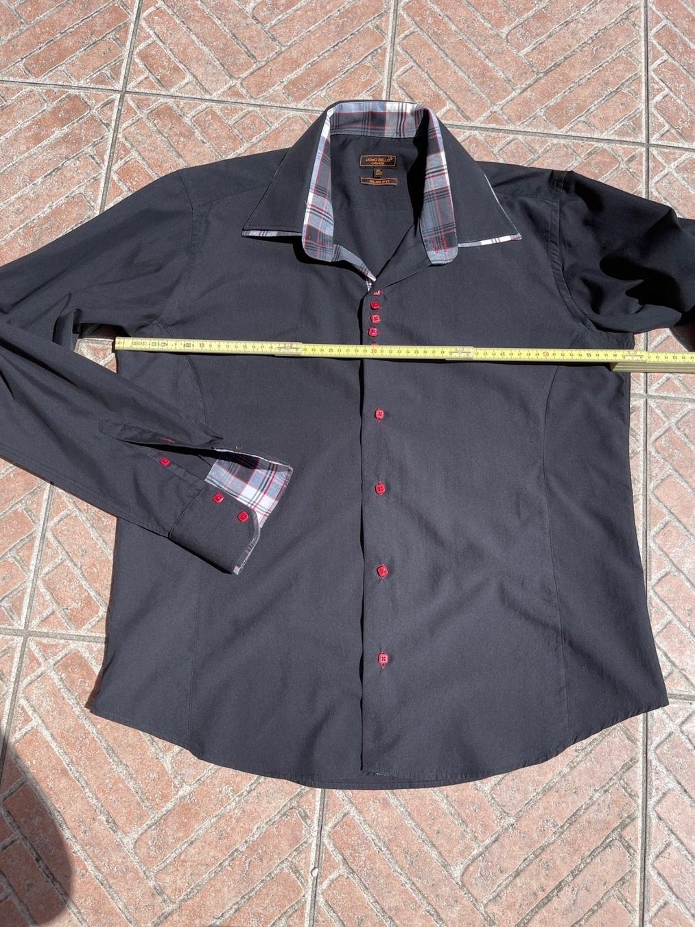 Camicie: Chemise noire et rouge – Usato da La Croix (Lutry) venduto da Sporades 5