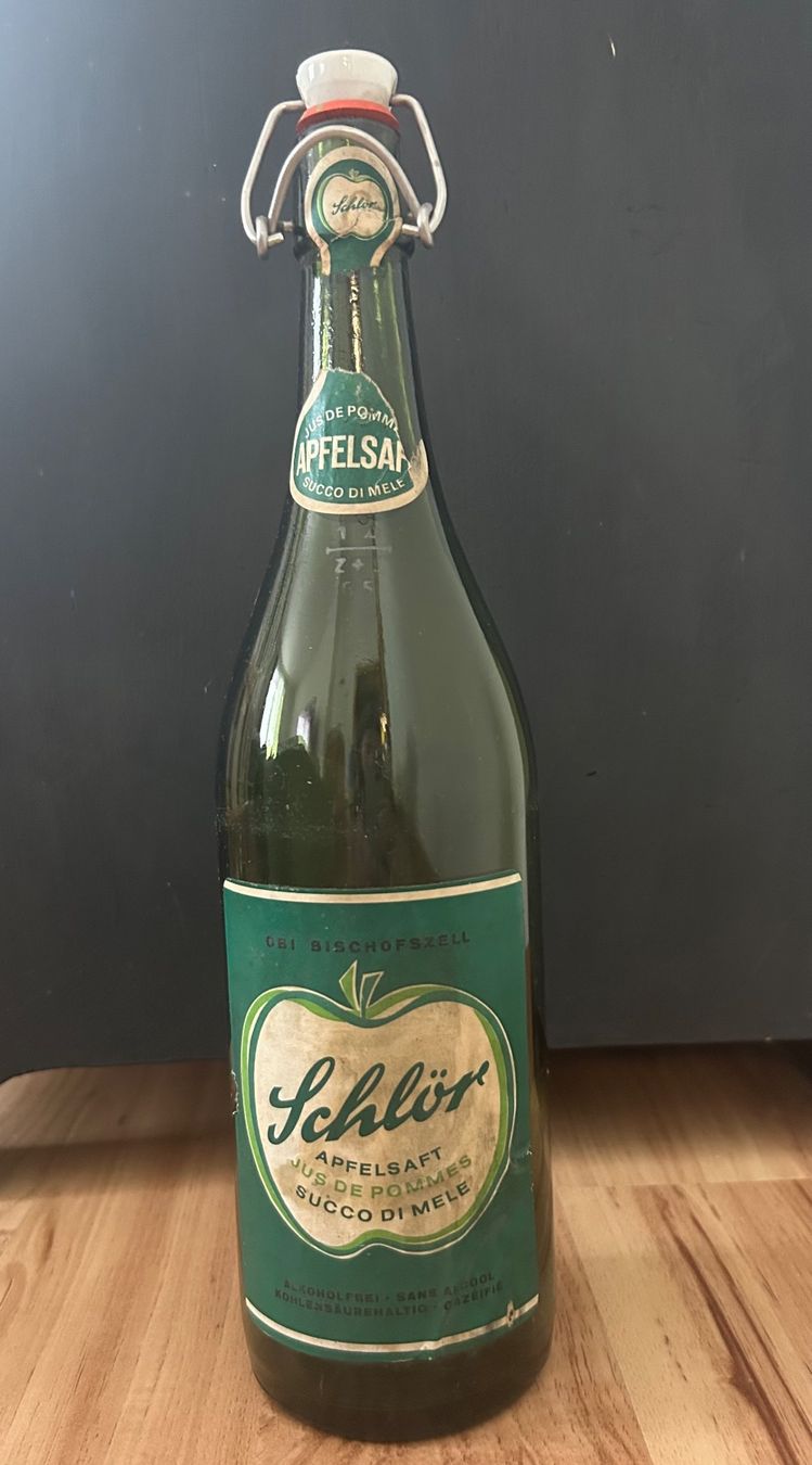 Flaschen: Antike Schlör Apfelsaft Flasche 1965 – Gebraucht aus Hausen am Albis von monaaa