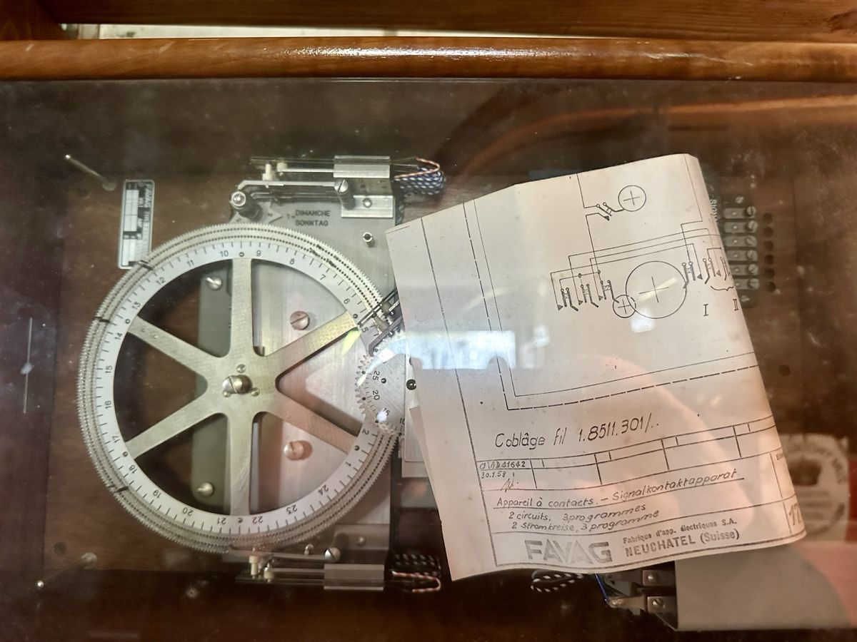 Uhren: FAVAG Zentral Mutteruhr Chronometer – Gebraucht aus Zeihen von Swissmade