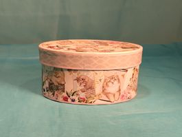 Ovale Schachtel mit Katzen