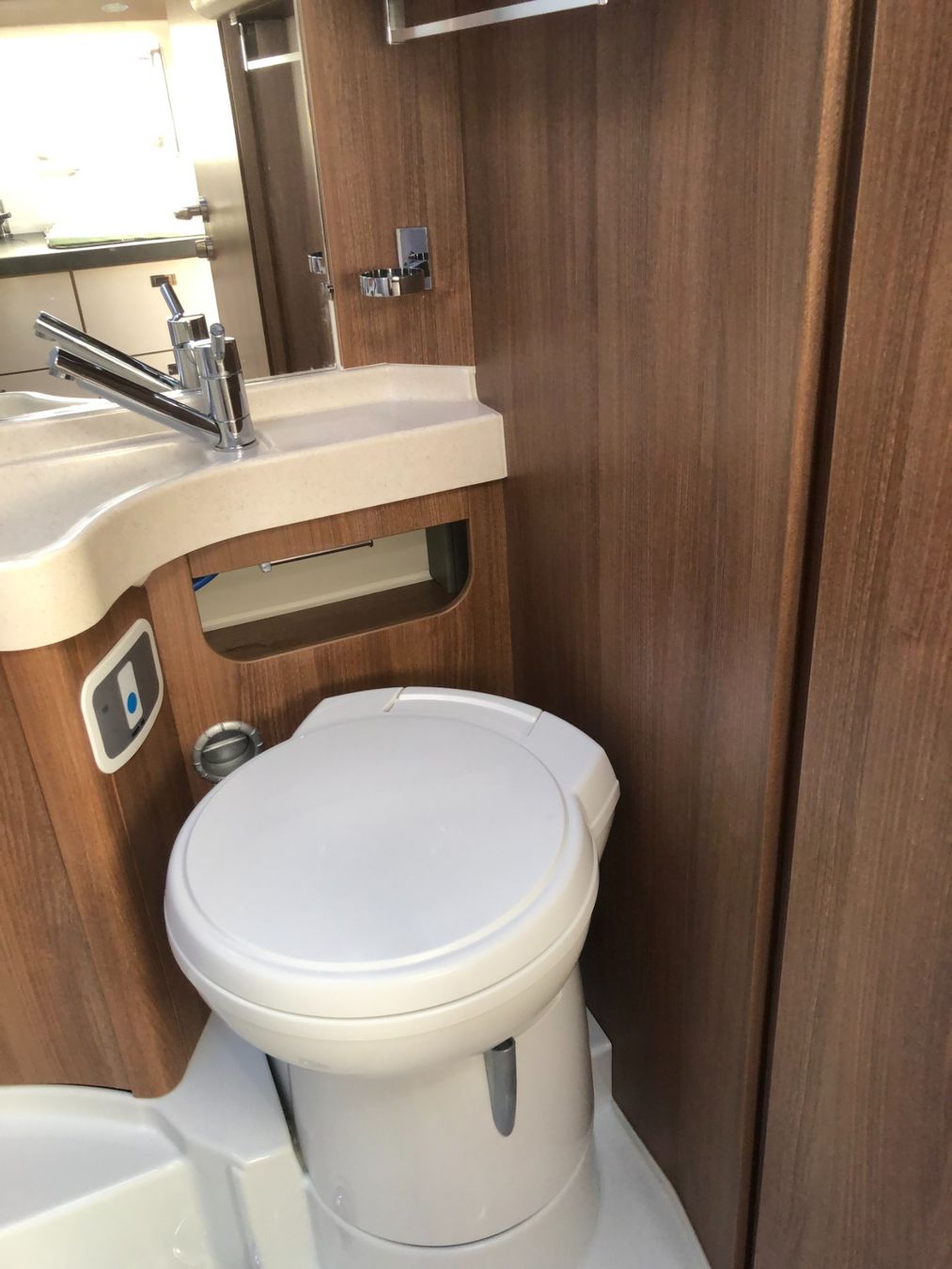 Carthago Veicoli da campeggio: Wohnmobil Carthago c - tourer T 143 LE – Usato da Füllinsdorf venduto da Kater46 8