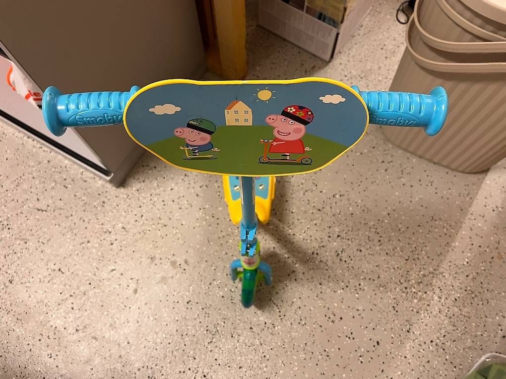 Veicoli per bambini: Smoby Peppa Pig Kinderroller / Scooter  wie neu – Usato da Zug venduto da BT6300 2