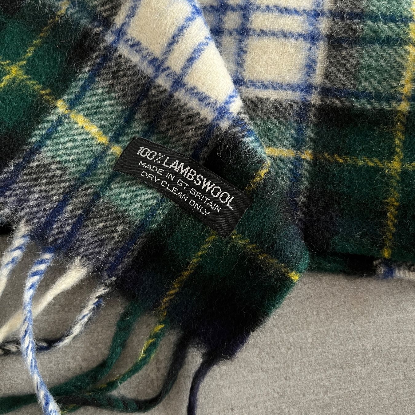 Foulard & Sciarpe: 1990s Christian Dior Pure Lambwool Scarf – Usato da Bern venduto da shoprestoredvintage 3