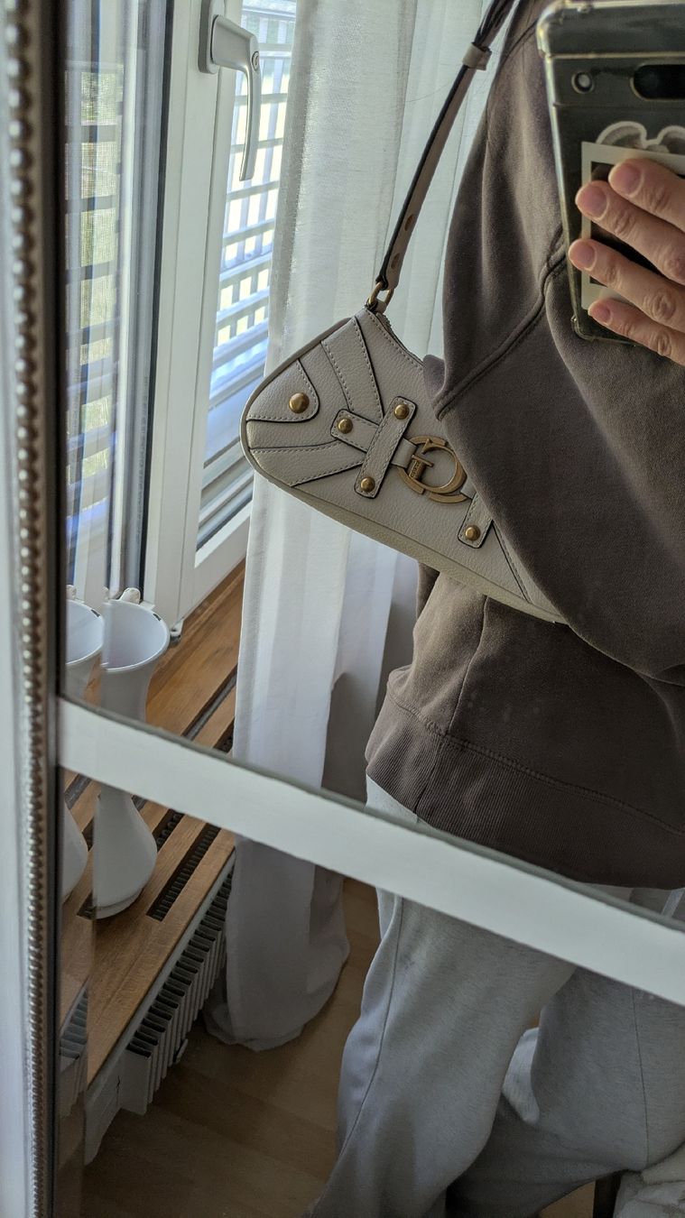 Guess Borse da donna: Guess Schulter Tasche Creme Weiss – Usato da Trüllikon venduto da NAURELIJ 5