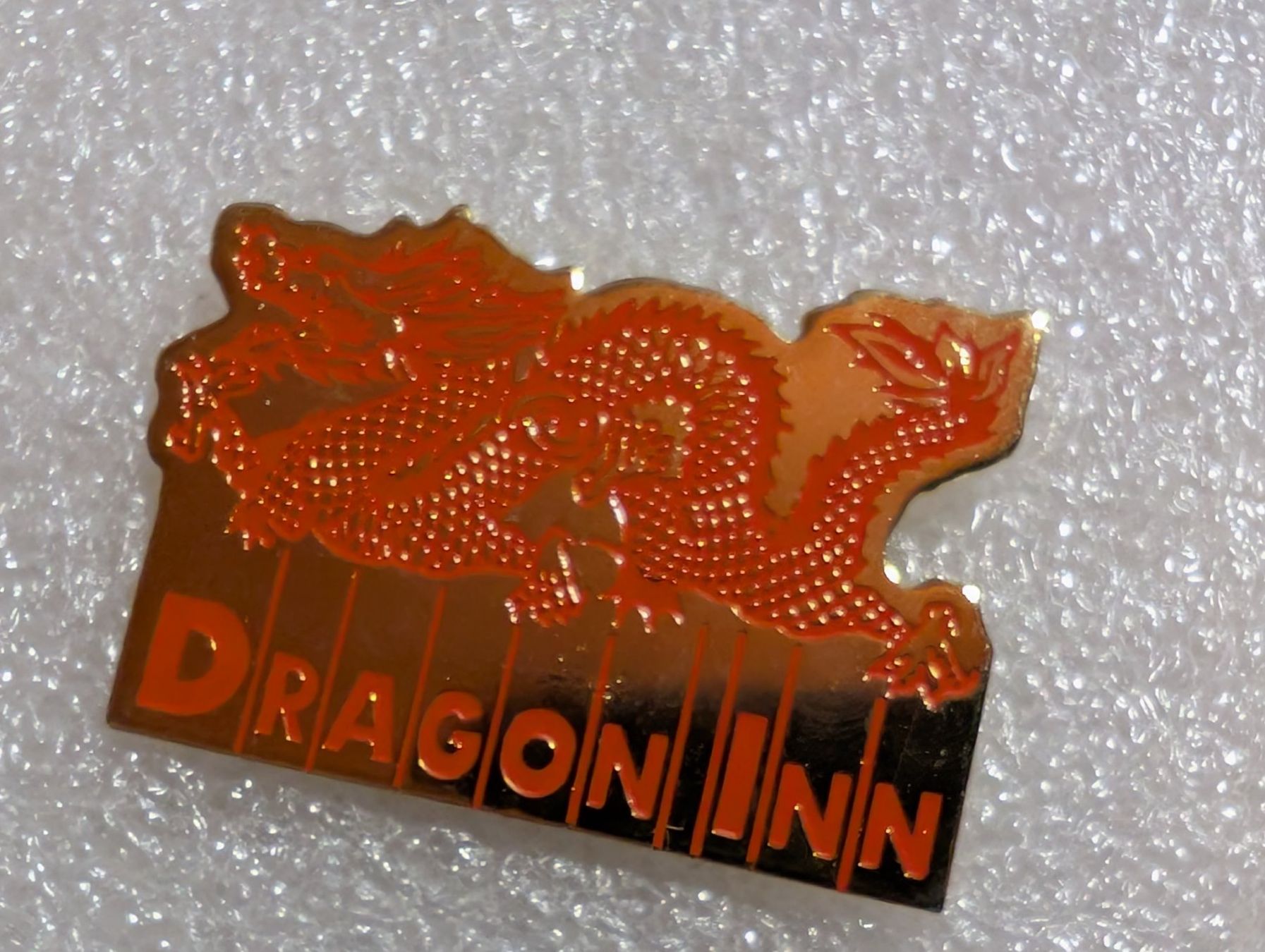 Placchette & Badge: Ansteckpin 285: Dragon Inn – Usato da Oppligen venduto da Pin-Fall-Shop