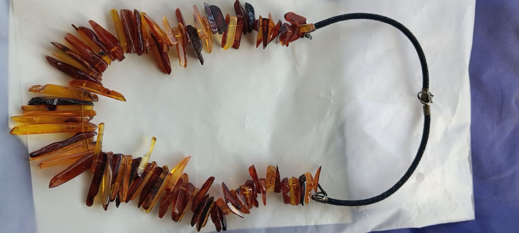 Colliers: Amber Necklace unique shape – Neuf (Voir description) à Zürich par cat_9cvz