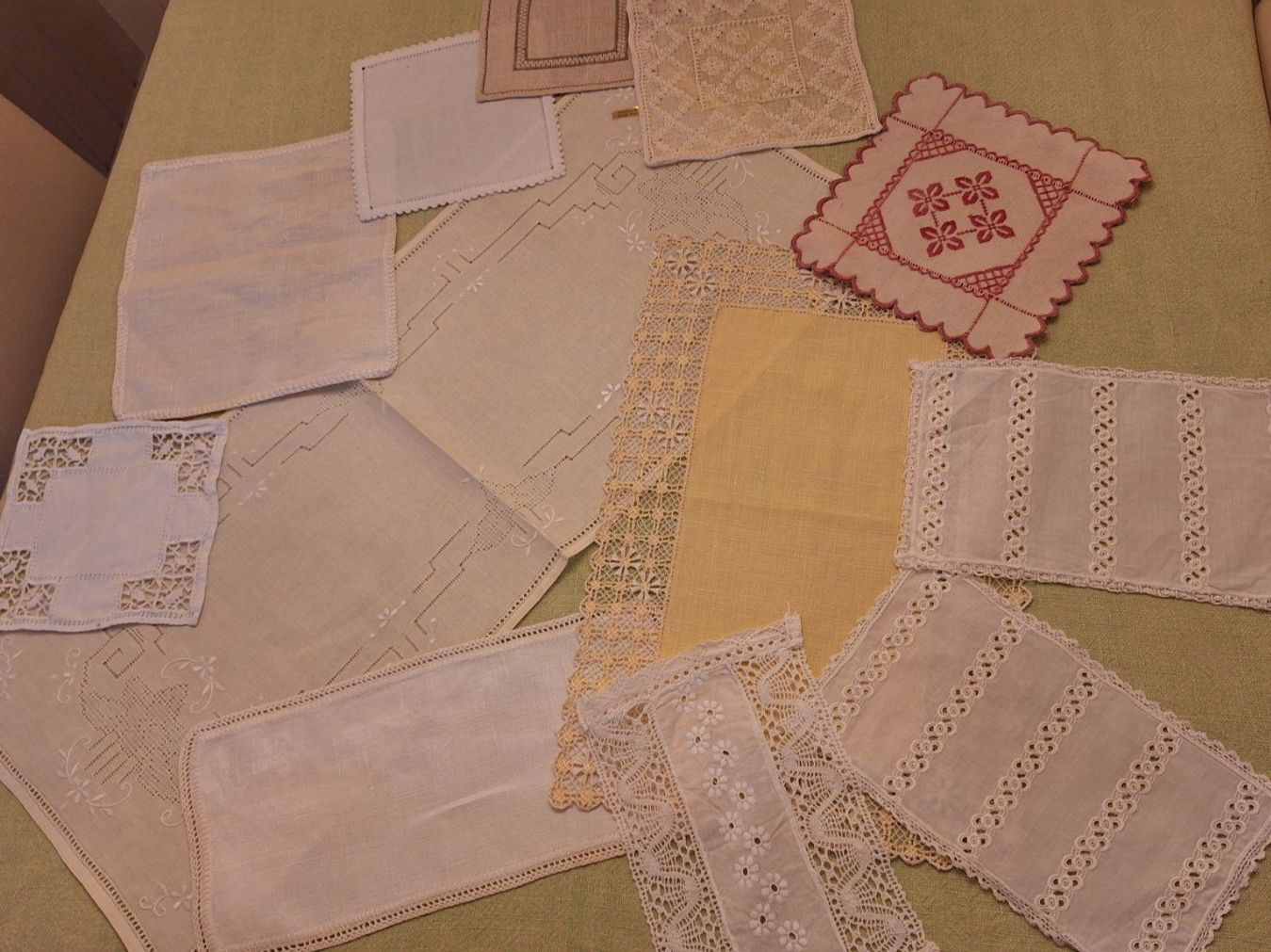 Altra biancheria da tavola: 10 Vintage Platz-Deckelchen ,teils mit Spitze – Usato da Dornach venduto da majo8689