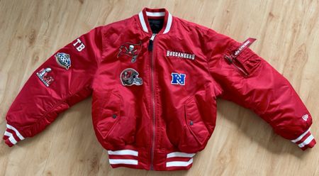 Neue Alpha Industries Tampa Bay Buccaneers, Bomberjacke Rot