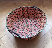 Korb aus geflochtenem Kunststoff