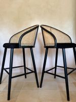 Edles Barhocker 2-er Set mit Samtsitz und Rattangeflecht