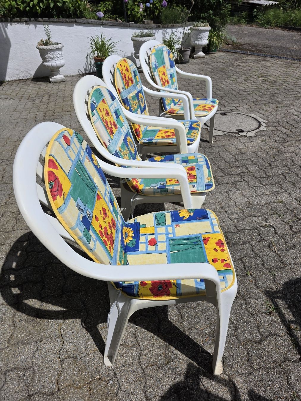 Sedie: 4 Plastic Garden Chairs with Cushions – Usato da Hinwil venduto da Ehretstock8 1