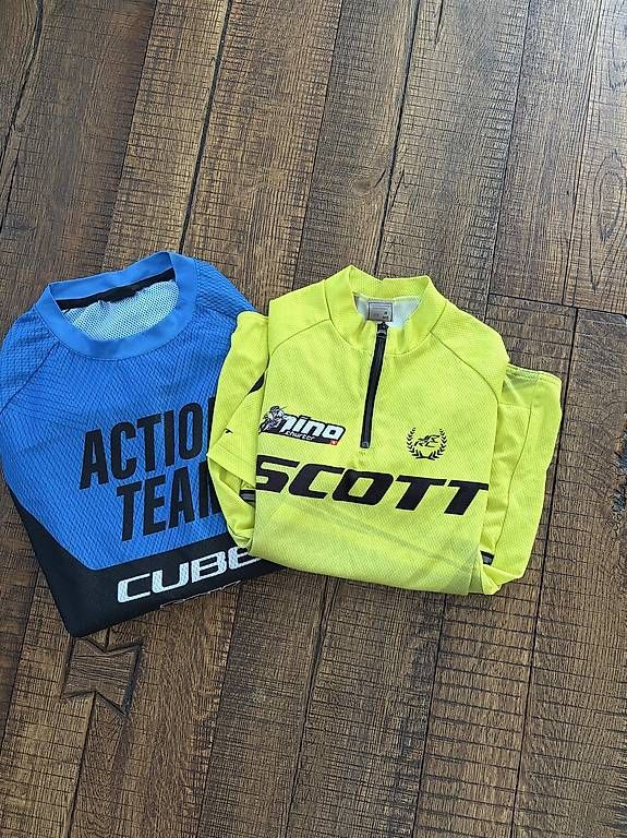 Scarpe, pantaloni & magliette da ginnastica: Bike Shirts 140 – Usato da Spiez venduto da RIGELER01
