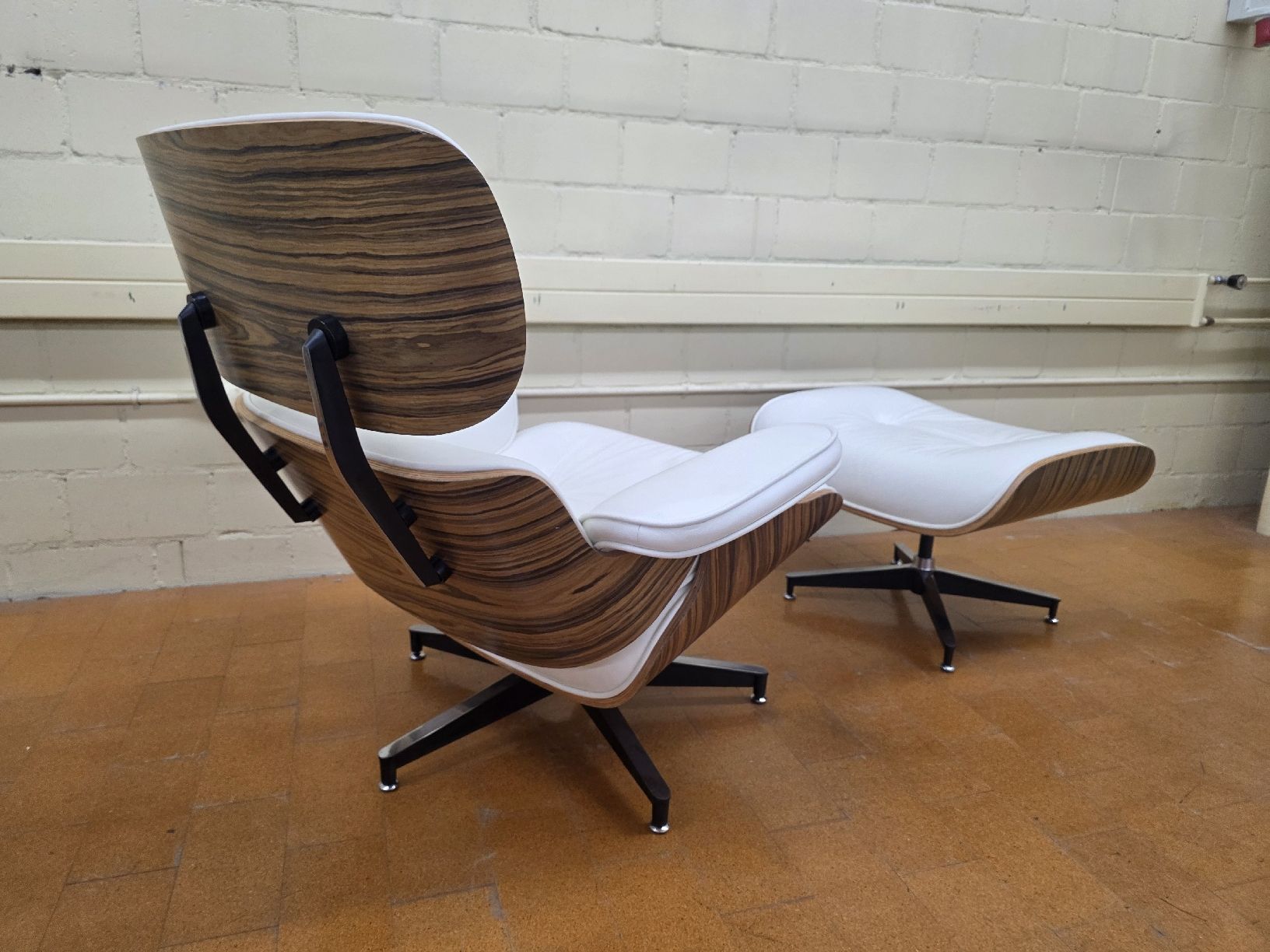 Poltrone: Designer Lounge Chair mit Ottoman Eames Leder weiss – Usato da Lichtensteig venduto da Usedinstorecom 6