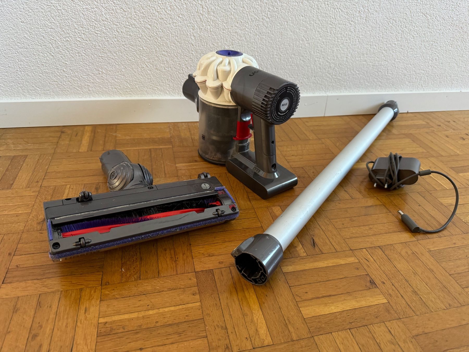 Dyson Aspirapolveri & Accessori: Dyson V6 Akkustaubsauger – Usato da Frauenfeld venduto da lona05 4