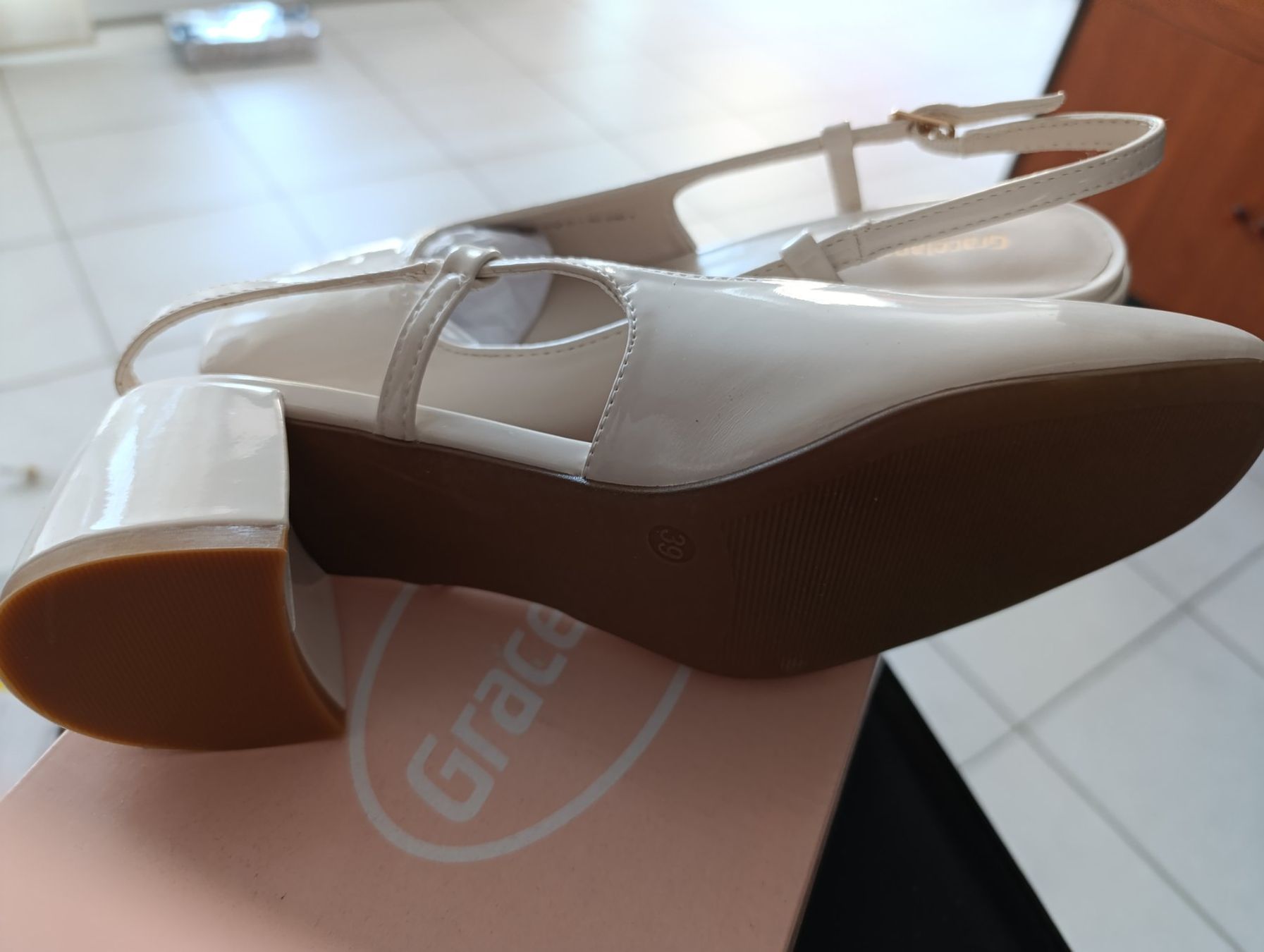 Graceland Scarpe da donna: Chaussures blanches laquée – Nuovo e nell'imballaggio originale da St-Cergue venduto da Neviana 1