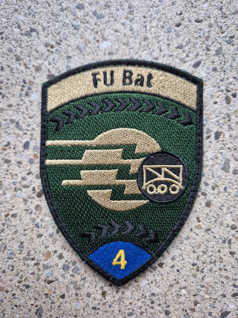 Schweizer Armee Placchette & Badge: *** Badge FU Bat 4 mit klett *** – Nuovo e nell'imballaggio originale da Riedholz venduto da fr_sIruP