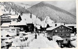 Sedrun verschneit mit Garage Hotel Krone belebt