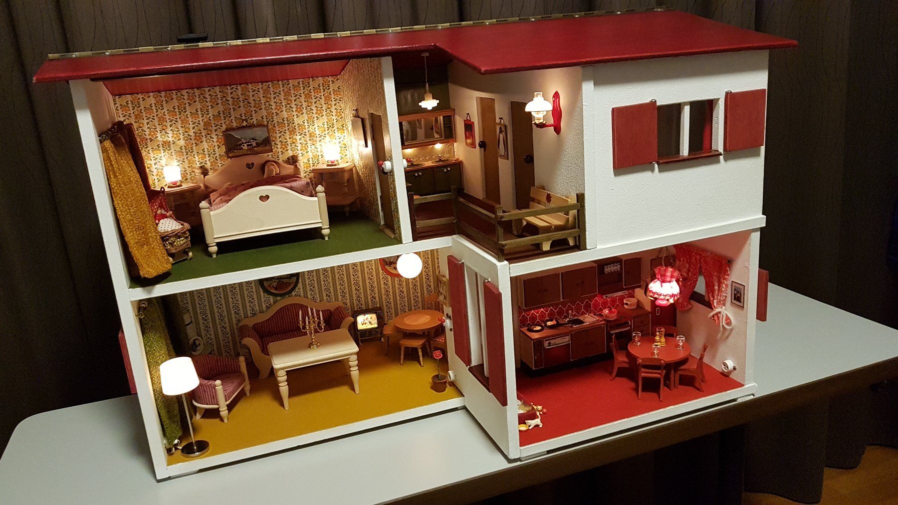 Case e mobili per bambole: Puppenhaus mit Beleuchtung – Usato da Mönchaltorf venduto da boesi51