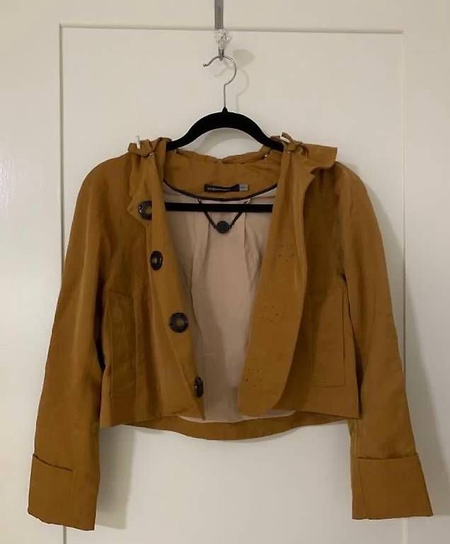 Jacken: Stilvolle Übergangsjacke Gr. 36 mit Kapuze – Gebraucht aus Zürich von Curated.Chapters