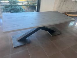 Table design industriel pieds croisés plateau bois massif