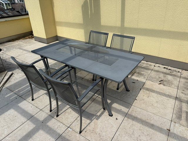 Set di tavolo e panche: Gartentisch mit 4 Stühlen aus Metall – Usato da Winkel venduto da Cypher2 2