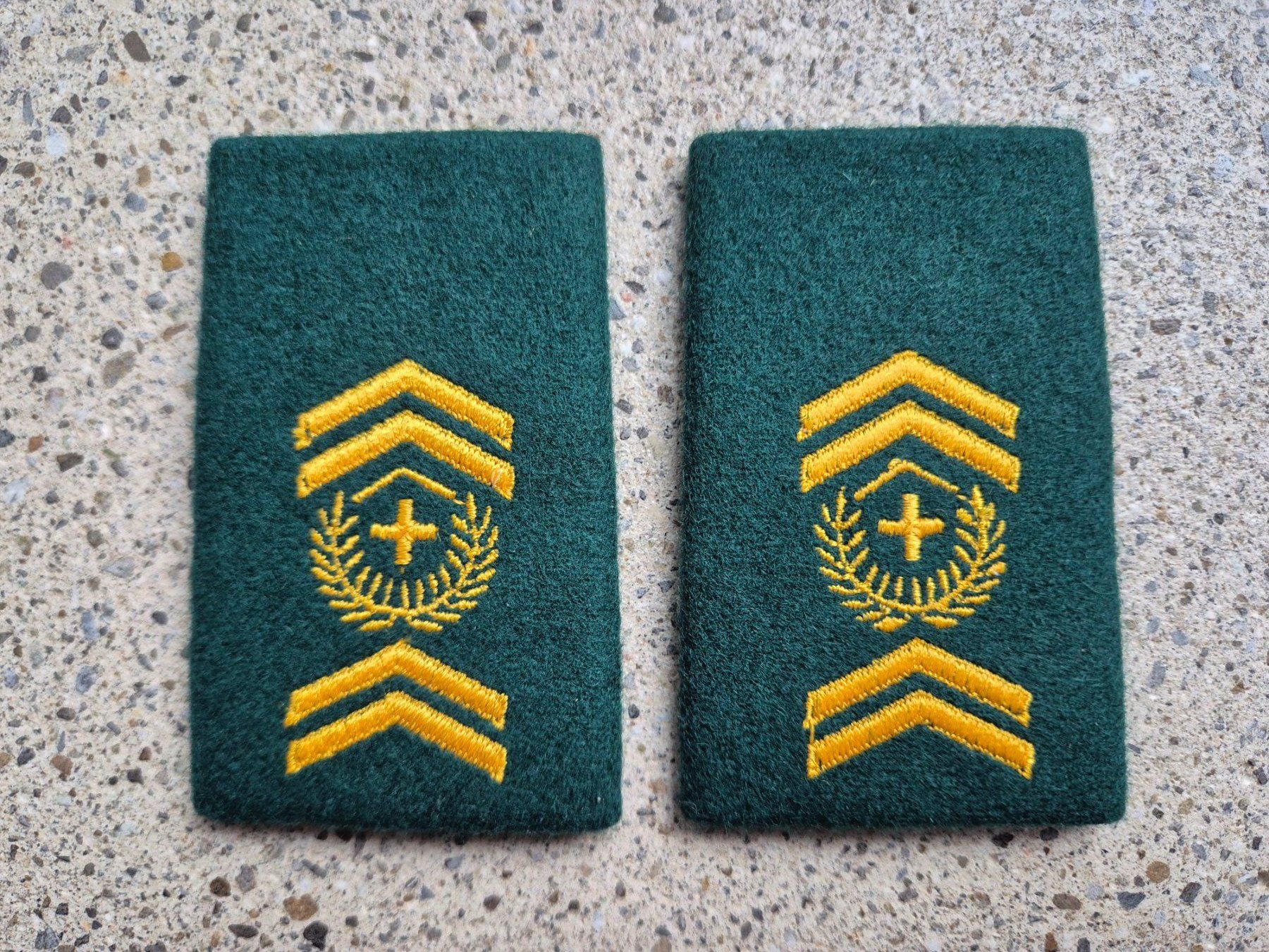 Schweizer Armee Plaketten & Abzeichen: *** Gradabzeichen Patten Set Stabsadjutant Infanterie *** – Neu und originalverpackt aus Riedholz von fr_sIruP