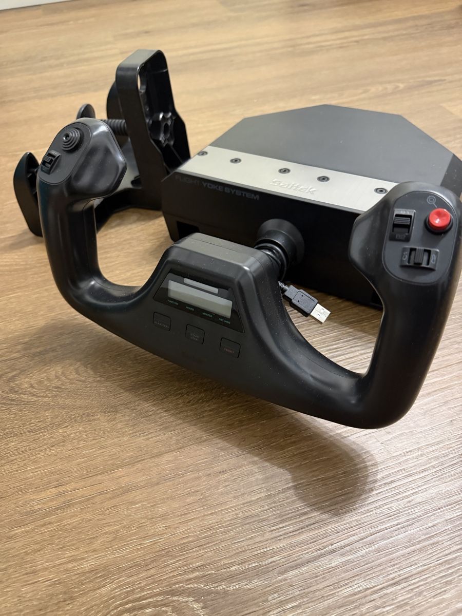 Saitek Controller: Saitek Flight Simulator Set Yoke Pedale Throttle Headset – Nuovo (secondo la descrizione) da Winterthur venduto da lar_sxb9 1