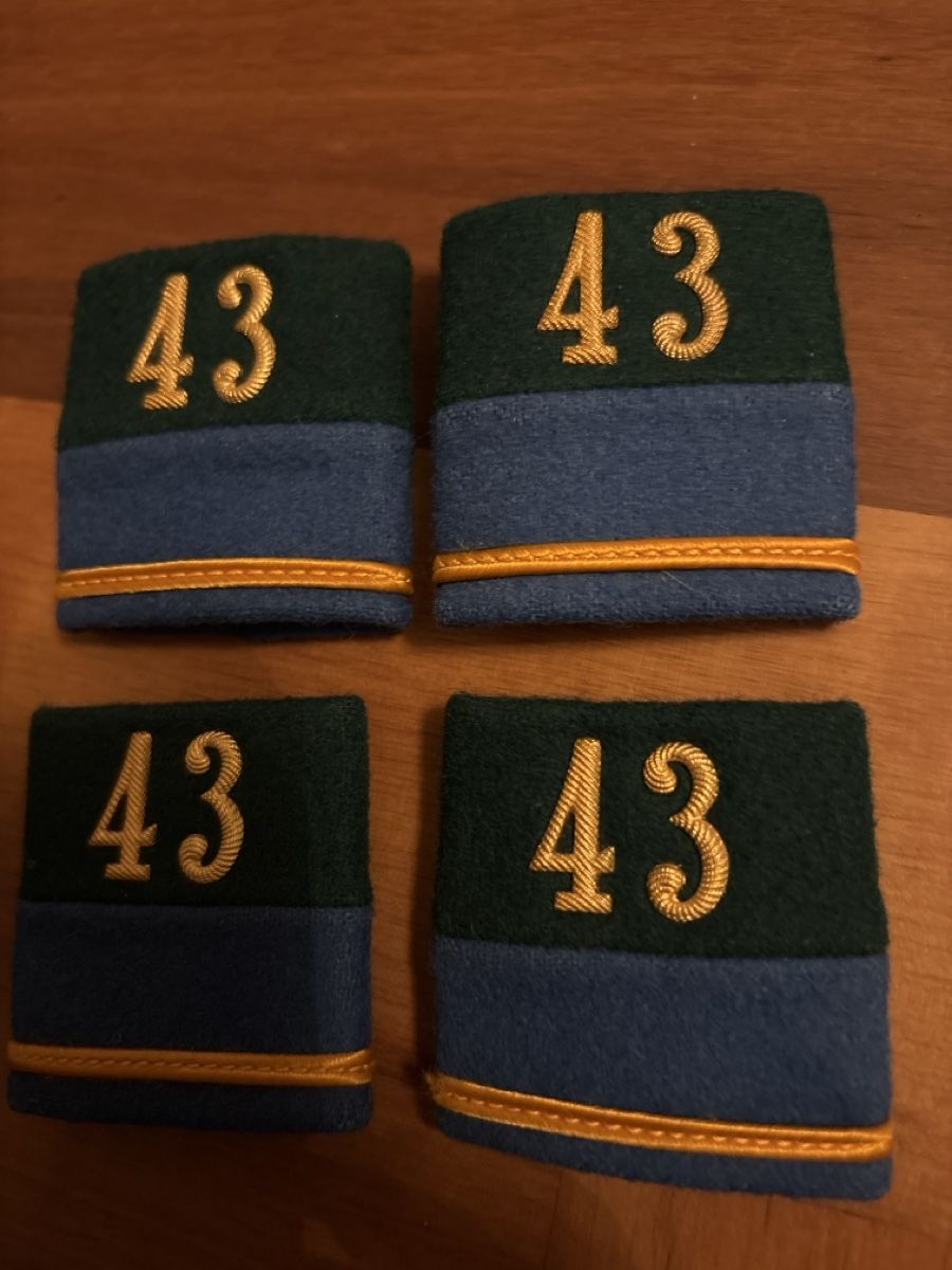 Schweizer Armee Uniformi: 4 Abzeichen Schweizer Armee Nummer 43 neuwertig – Usato da Schlieren venduto da Linardli 1