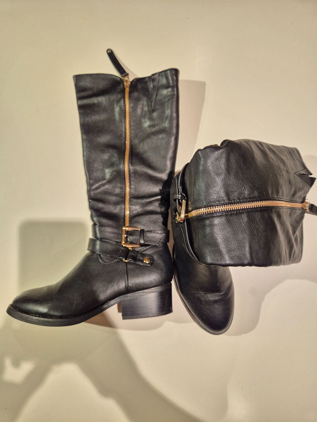 Scarpe da donna: Botte très bonne état – Usato da Valeyres-sous-Montagny venduto da Romy.
