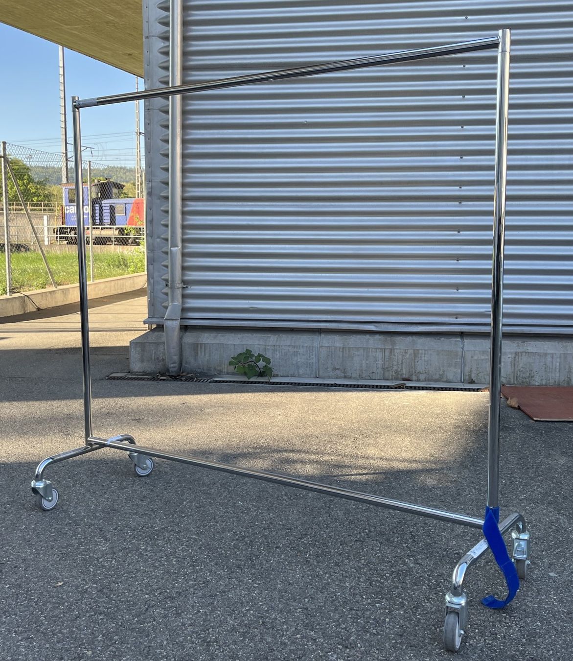 Guardaroba: Professioneller Kleiderständer auf Rollen – Usato da Egliswil venduto da Damgwerd