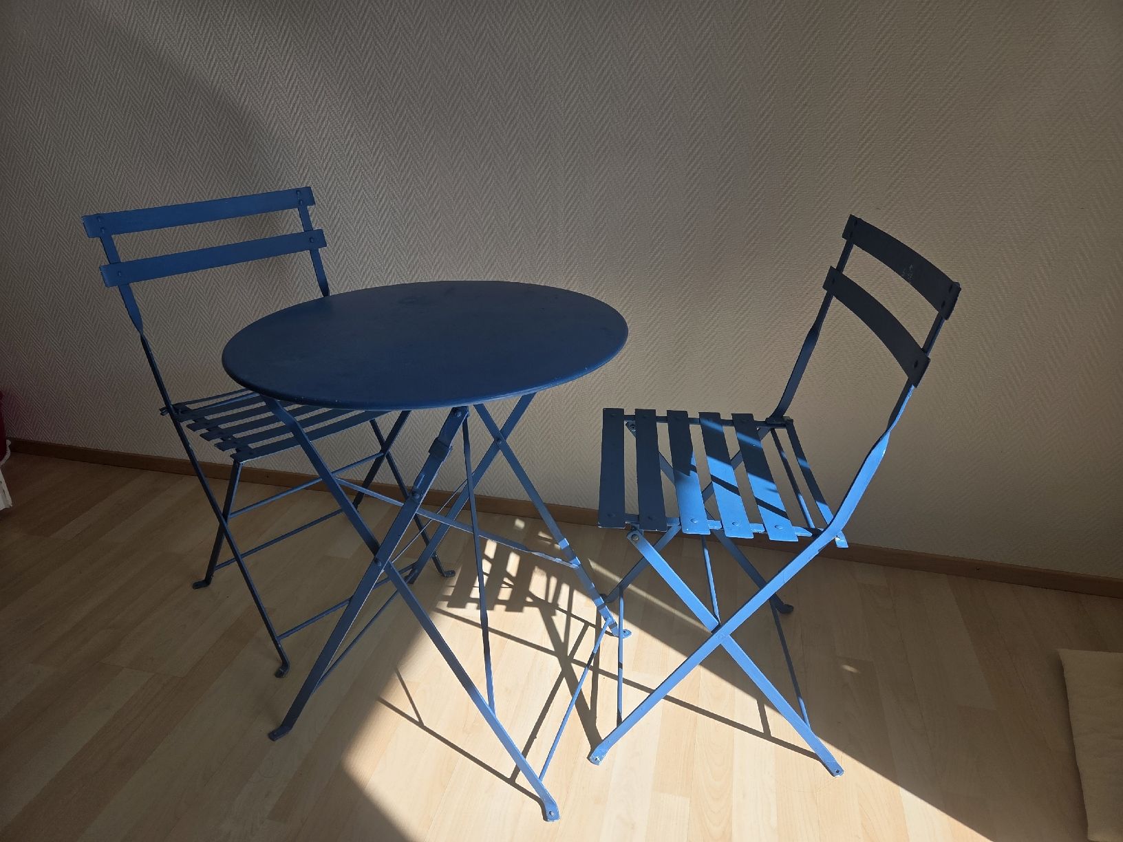 Tische: Tisch + 2 Stühle  – Gebraucht aus Zürich von vec_6r9d 4