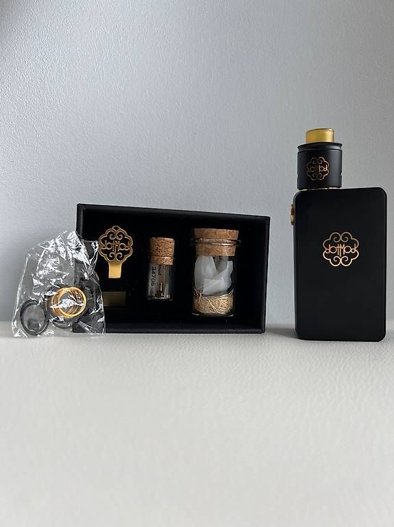 Altri Prodotti per fumatori: [Vape] Lot de box et atomiseurs – Usato da Genève venduto da fre_qlq9