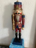 Nussknacker Holzfigur rot bemalt gebrauchter Zustand