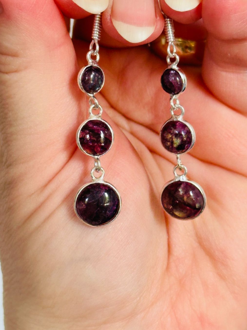 Orecchini pendenti & Orecchini a lobo: Color Enhanced Red Flash Labradorite earrings – Nuovo e nell'imballaggio originale da Genève venduto da AGBERG 8