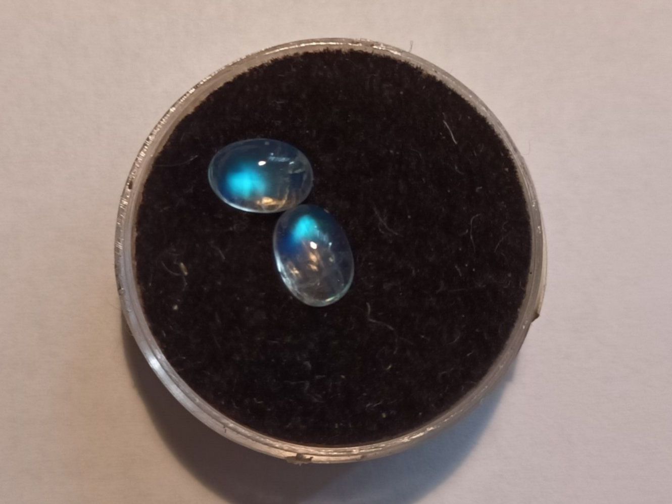 Edelsteine: Regenbogen Mondstein Paar 1.96ct AKTION% – Neu und originalverpackt aus zuerich von Jewlsdesign