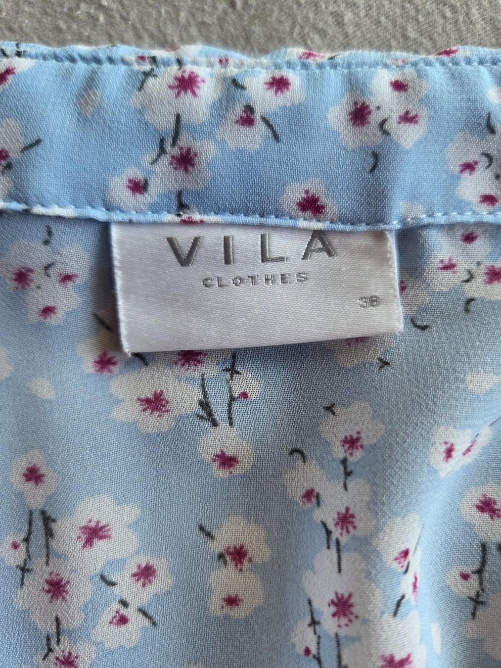 Vila Blusen: Hellblaue Bluse mit Blumenmuster (Vila) – Gebraucht aus Zürich von Stephs13 3