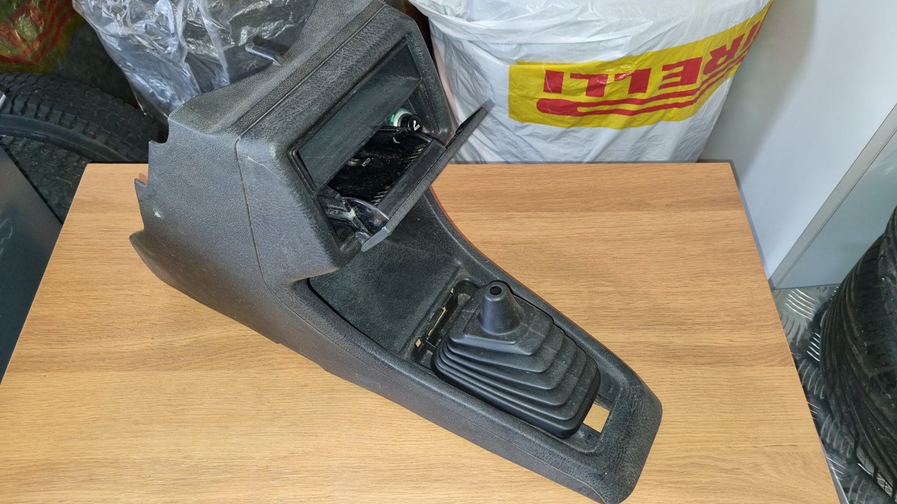 VW Tutti pezzi di ricambio auto: Console centrale VW golf 2 et jetta 2 – Usato da Couvet venduto da Mima0077