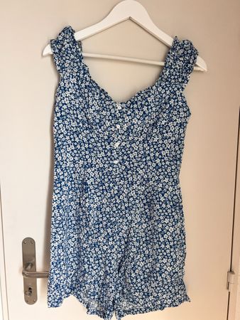 Blaues Sommerkleid (Jumpsuit) mit weissem Blumenmuster