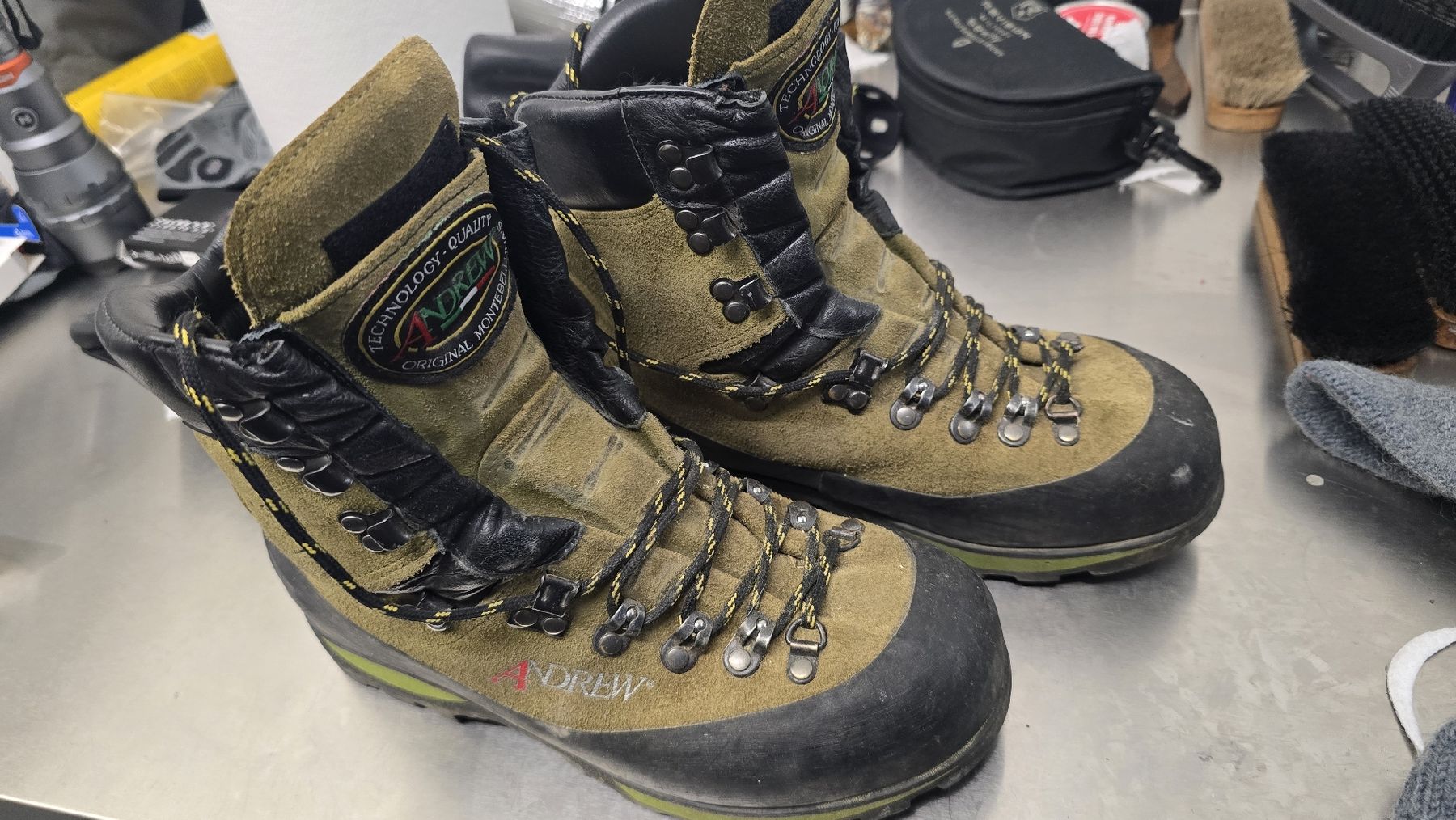 Scarpe da uomo: Andrew Sicherheits Schuhe mit Schnittschutz Grösse 41  – Usato da Uznach venduto da JuniorMichi